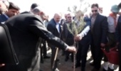 غرس نهال توسط معاون رئیس جمهور در پارک جنگلی ثامن‌الائمه(ع) قم