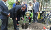 گزارش تصویری/ کاشت نهال توسط دوچرخه سوار همیار طبیعت و سفیر طرح مردمی کاشت یک میلیارد درخت
