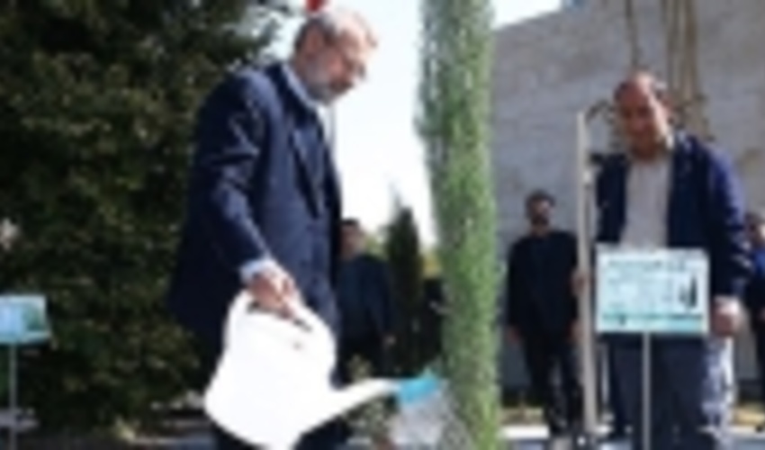 رییس مجلس شورای اسلامی به مناسبت هفته درختکاری یک اصله نهال کاشت