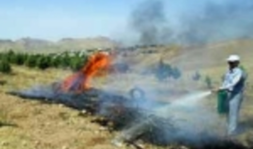 مانور اطفاء حریق منابع طبیعی در شهرستان مهران برگزار شد.