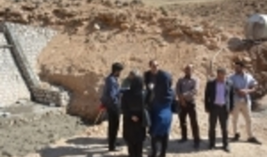 سمنان/کارگران مشغول کارند؛ جایی در میان کوه‌های سر به فلک‌کشیده!