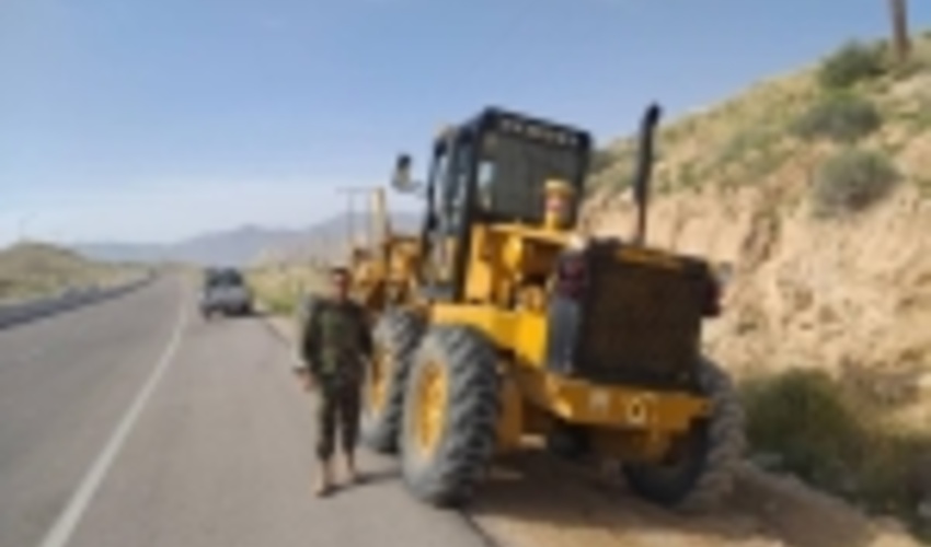 پاکسازی حاشیه جاده ها در راستای پیشگیری از حریق در عرصه های منابع طبیعی لارستان