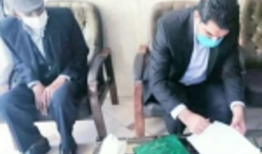 واگذاری اسناد طرح مرتعداری به نماینده مرتعداران میثم آباد شهرستان عنبرآباد