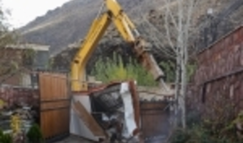 رفع تصرف اراضی ملی و تخریب ویلای غیر مجاز در لواسانات شمیرانات