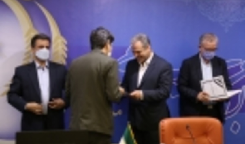 اهدای لوح تقدیر وزیر جهاد کشاورزی به مدیر کل روابط عمومی سازمان جنگل ها