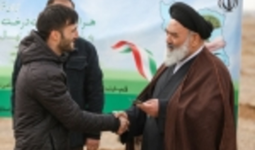 قم/ قهرمان کاراته جهان همزمان با پویش ایران سرسبز همیار طبیعت شد