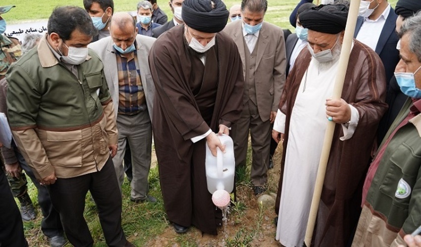 کاشت نهال در صحن امام راحل توسط سید حسن خمینی 