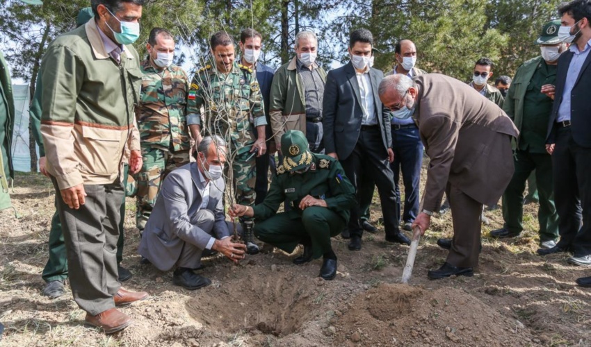 آغاز برنامه‌های هفته منابع طبیعی با کاشت نهال توسط استاندار در قم
