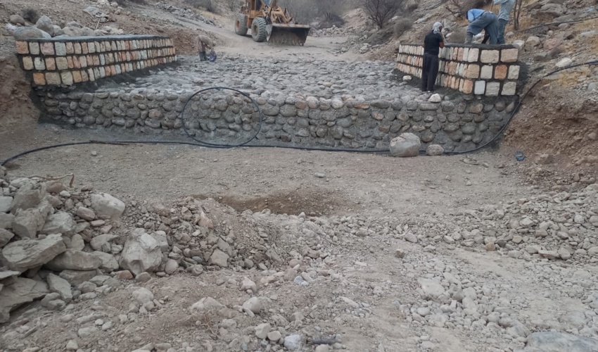 هرمزگان/ اجرای عملیات آبخیزداری سازه سنگی ملاتی حوزه رودشور بندرعباس 