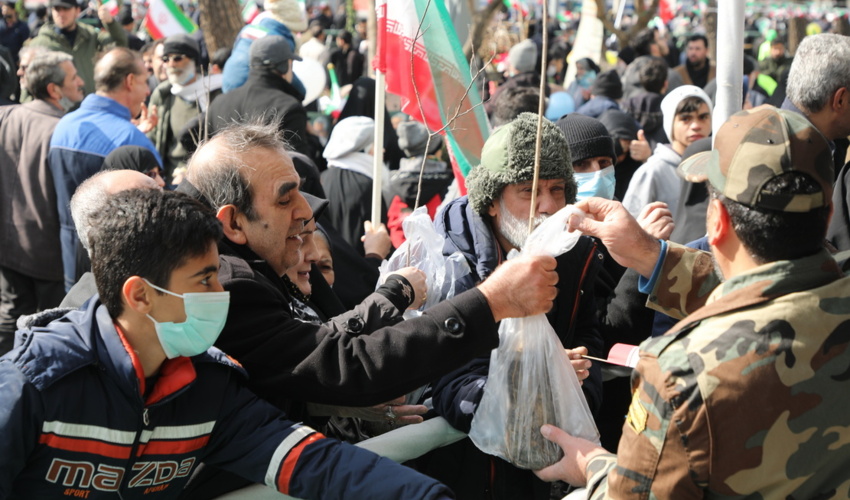 گزارش تصویری/توزیع 5 هزار نهال در مراسم راهپیمایی 22 بهمن