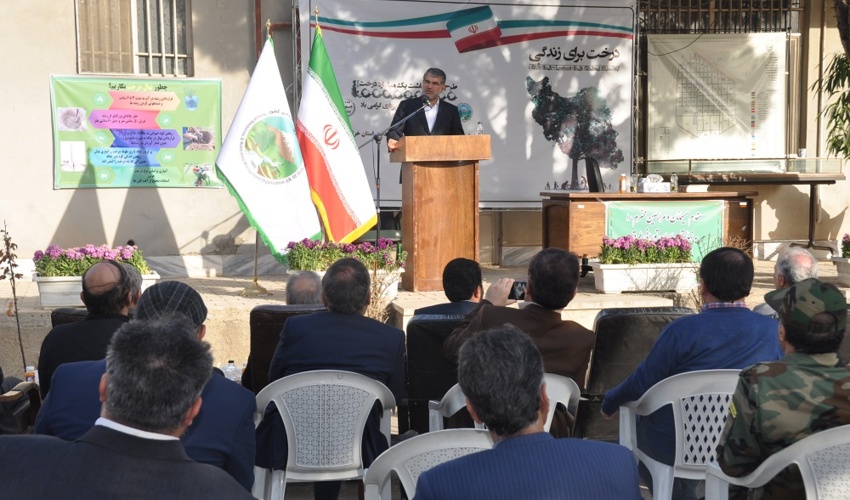 احیای اراضی و کاشت درخت از نشانه‌های آبادانی کشور است