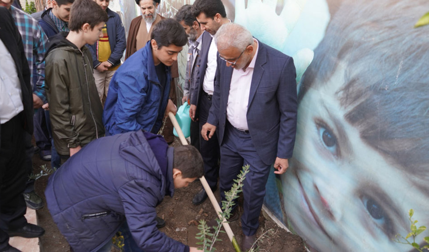 رییس سازمان منابع طبیعی با دانش آموزان درخت کاشت