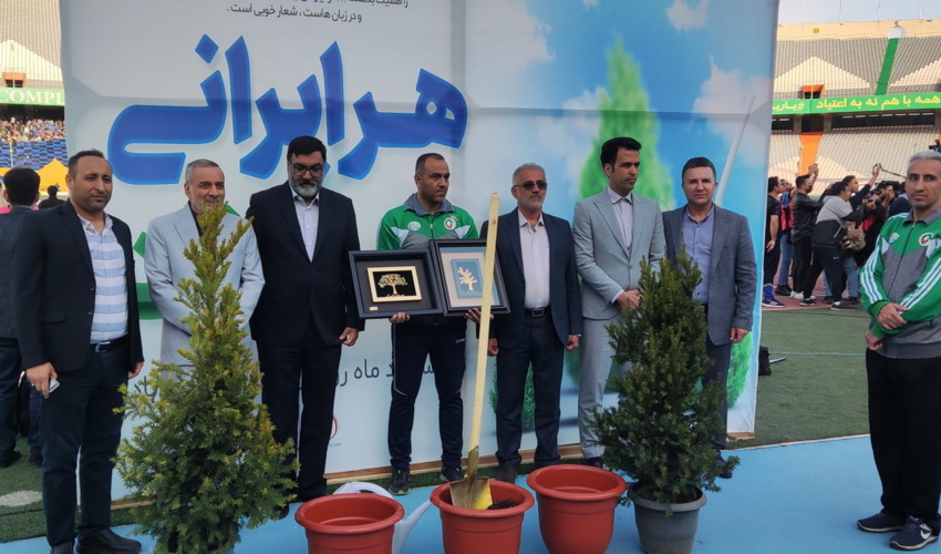 گزارش تصویری/گرامیداشت روز ملی درختکاری و هفته منابع طبیعی و آبخیزداری در لیگ برتر فوتبال 
