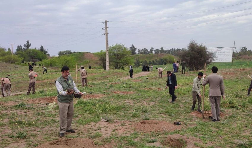 کاشت درخت به مناسبت روز درخت‌کاری در یادمان شهدای فتح المبین