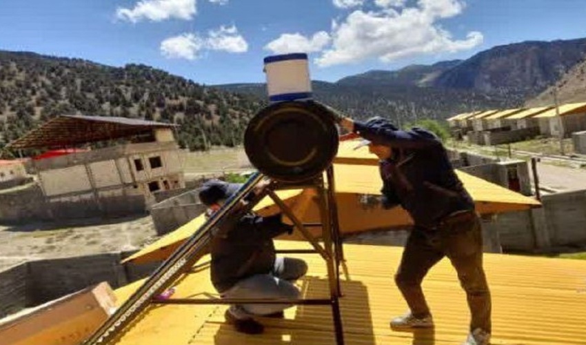  گلستان/توزیع 37 دستگاه آبگرمکن خورشیدی در روستای حاجی آباد کردکوی 