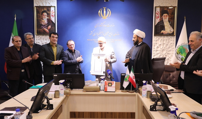 اهدای "نشان مدیر ارشد ارتباط گستر" به رئیس سازمان منابع طبیعی و آبخیزداری کشور 