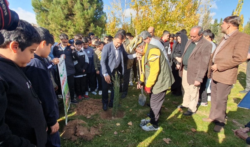 کاشت درخت توسط دوچرخه سوار جهانگرد حامی طبیعت در شیراز