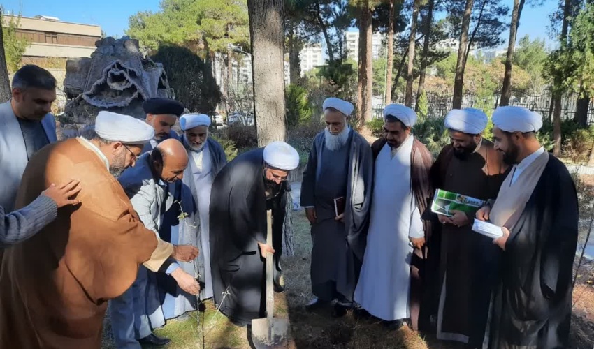 کاشت نهال توسط روحانیون حوزه نمایندگی ولی فقیه در منابع طبیعی اصفهان 