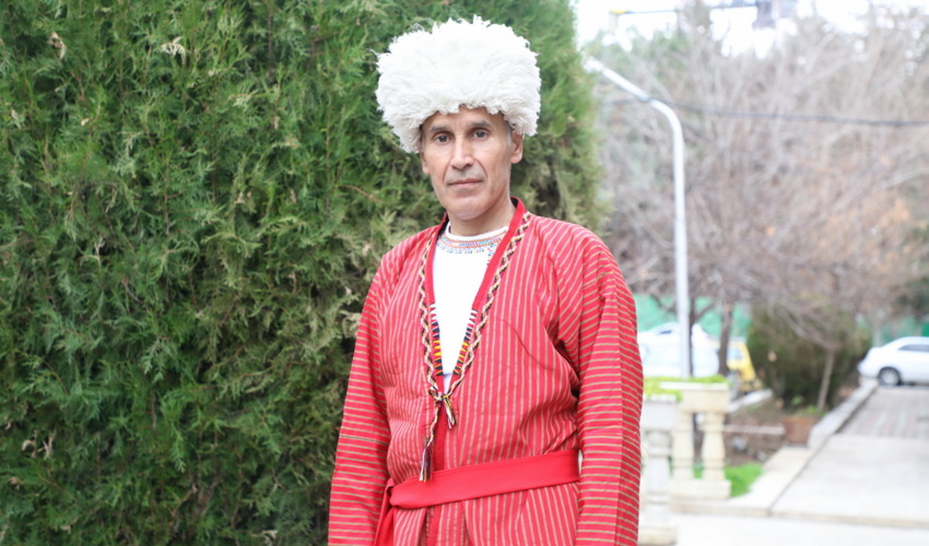 مردی که فعل درختکاری با دانش آموزان را بخوبی صرف کرد!  