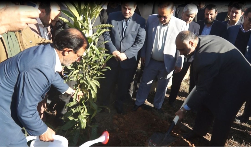 کاشت نهال توسط وزیر جهاد کشاورزی در راستای طرح مردمی کاشت یک میلیارد درخت 