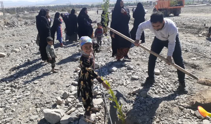 جنوب کرمان/همزمان با دهه فجر عملیات نهالکاری پارک شهر چاه مرید کهنوج آغاز شد