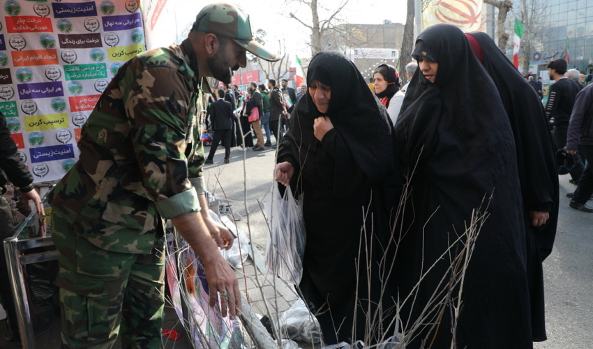 گزارش تصویری/ توزیع نهال رایگان در مسیر راهپیمایی 22 بهمن  