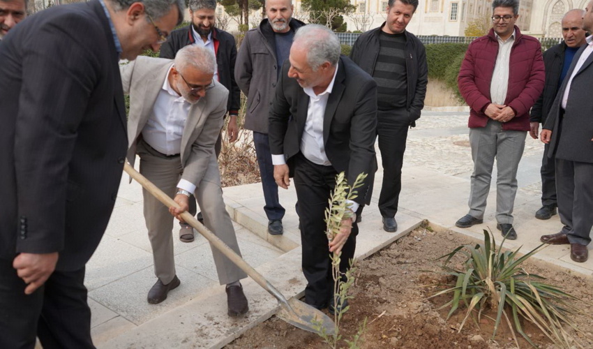 کاشت نهال توسط رئیس و کارکنان سازمان منابع طبیعی در حرم امام راحل