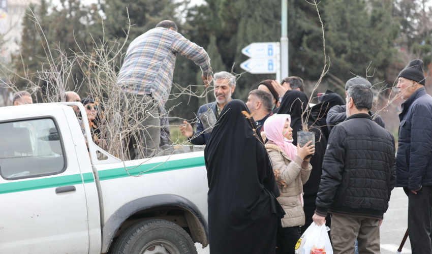 گزارش تصویری/ توزیع نهال در حاشیه مراسم نمازجمعه تهران