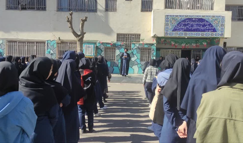 قزوین/مشارکت دانش آموزان مدرسه دبیرستان رحیمیان در پویش هر مدرسه یک نهالستان