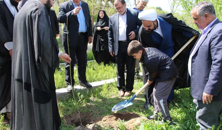 کاشت نهال با فرزند شهید مدافع سلامت در هفته سلامت