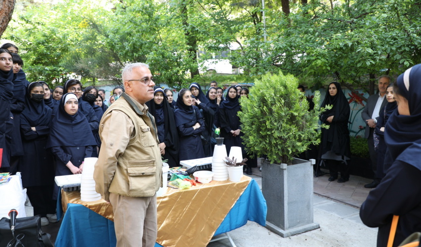 گزارش تصویری/ آموزش و بازدید دانش آموزان از سازمان منابع طبیعی 