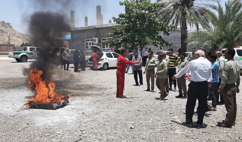 هرمزگان/ برگزاری دوره آموزشی و مانور اطفاء حریق در روستای فاریاب شهرستان رودان