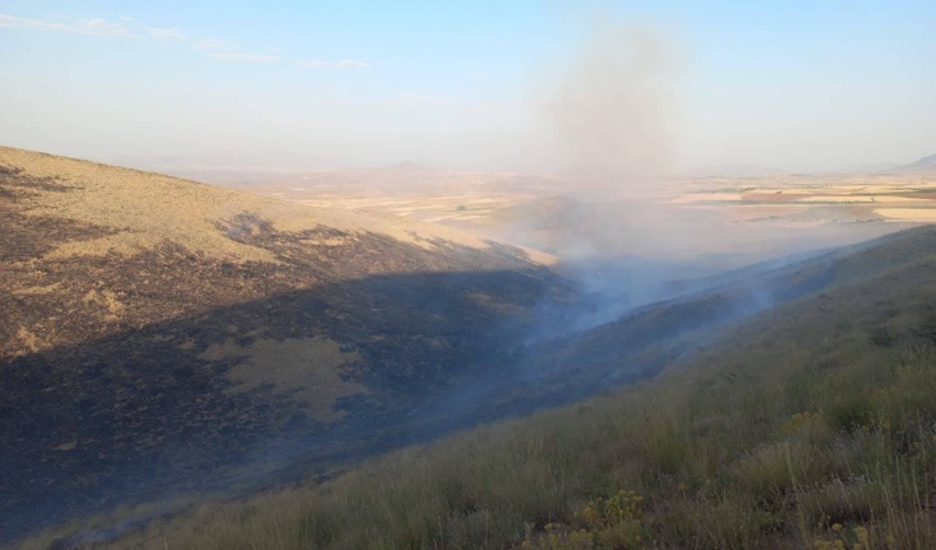 اصفهان/ ته سیگار ۱۰ هکتار از مراتع یک روستا را به آتش کشید