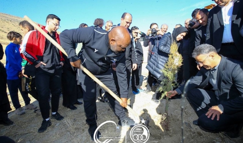 درختکاری اعضای دو تیم استقلال و آلومینیوم/ موسیمانه در اراک دست به بیل شد!