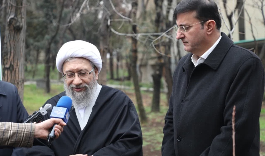 رییس مجمع تشخیص مصلحت نظام ضمن حضور در سازمان منابع طبیعی و آبخیزداری کشور و عرض خسته نباشید به پرسنل سازمان، نسبت به کاشت نهال اقدام کرد.