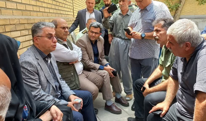 ادای احترام نمایندگان سازمان منابع طبیعی به خانواده حمید مرادی؛ جان نثار عرصه منابع طبیعی و محیط زیست